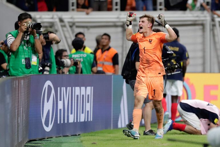 Paul Argney, arquero de Francia, celebra la clasificación de su selección.