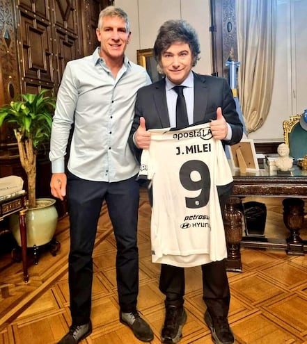 Martín Palermo obsequió al presidente Javier Milei una camiseta de Olimpia.