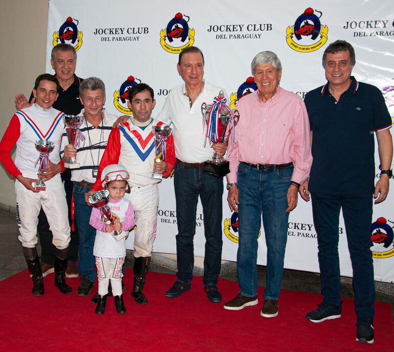 La gente del JC celebró la victoria de Dom Pablo en el clásico "Aniversario de la Inauguración del Hipódromo de Asunción". Doble festejo del Dr. Juan Carlos Aveiro y los profesionales por el triunfo de Sensacional en el Ex Presidentes.