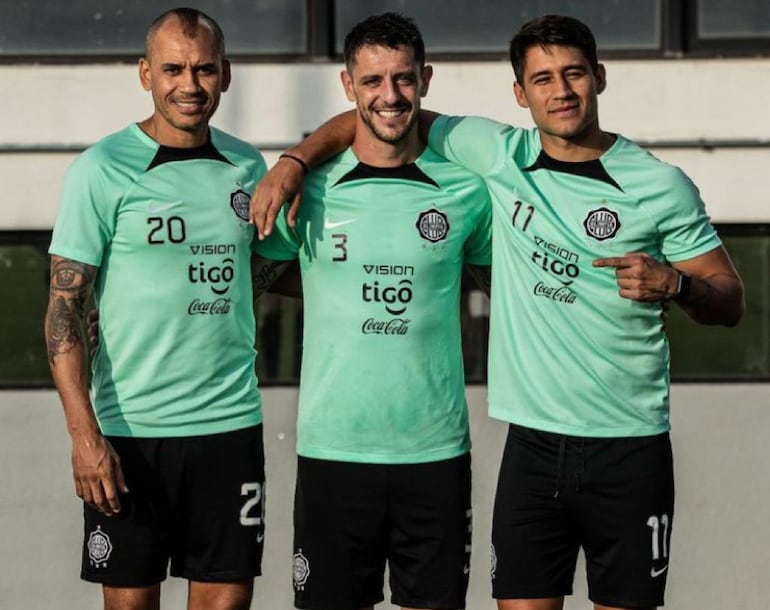 Sergio Otálvaro, Alejandro Silva e Iván Torres, jugadores de Olimpia, en el entrenamento del plantel en la Villa Olimpia, en Fernando de la Mora.