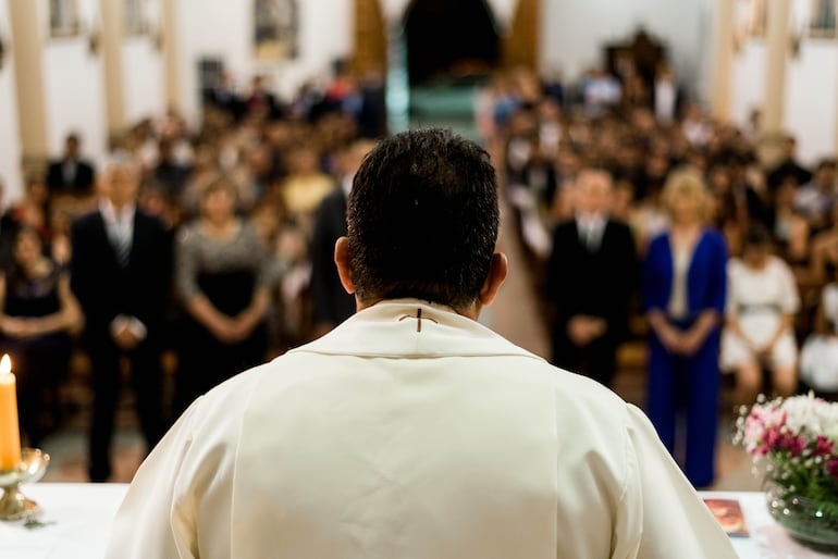 Imagen ilustrativa de un sacerdote de espaldas.