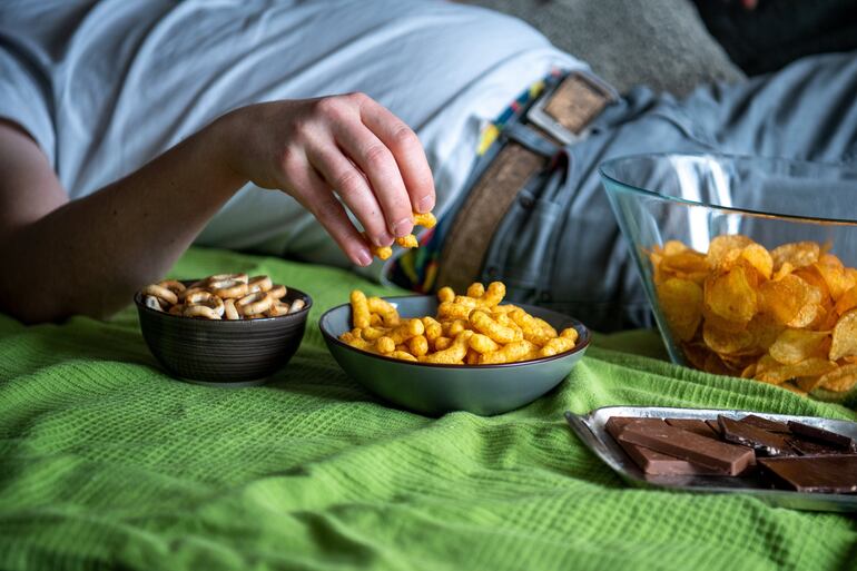 ¿Se acuesta por la noche y no puede conciliar el sueño? Puede deberse a la cena.