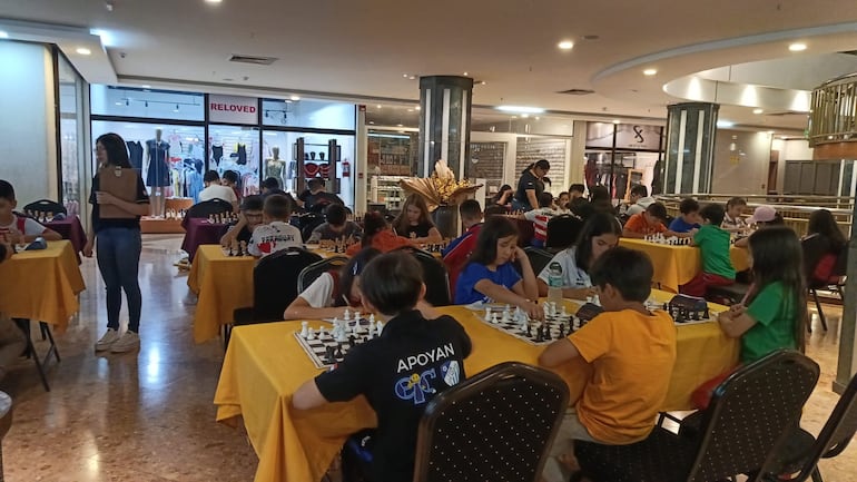 Más de 30 niños y niñas participaron del torneo de ajedrez "IRT Homenaje al Prof. Nicolás Ladaga", en Ciudad del Este.