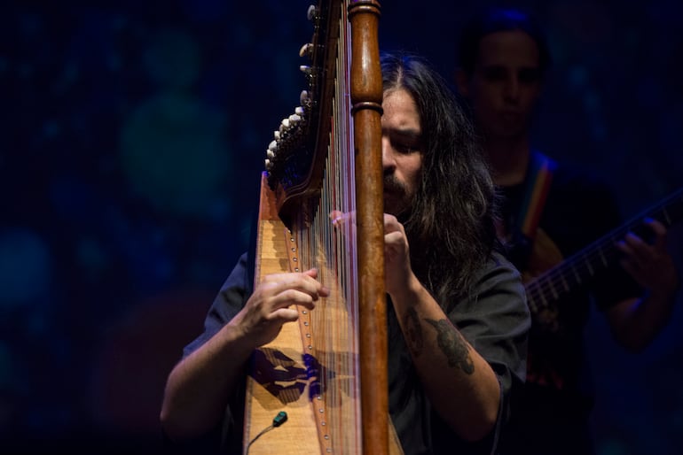 El paraguayo Gabriel Sasanuma presentará su propuesta que conjuga el arpa paraguaya con sonidos contemporáneos.