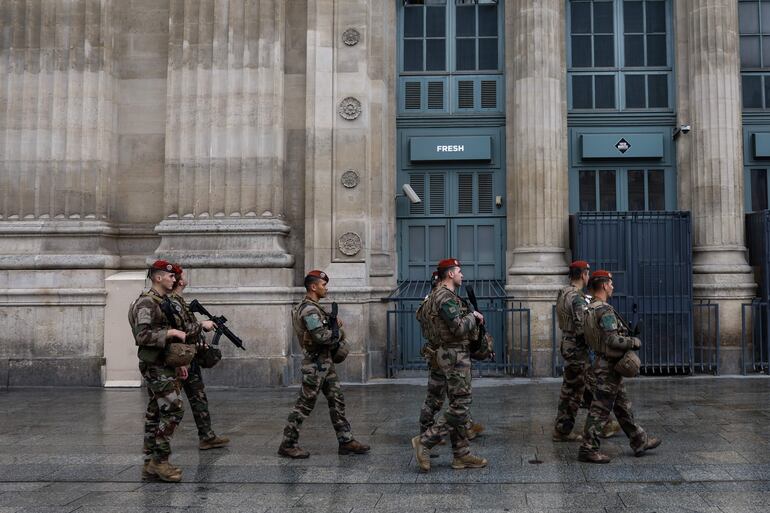 Militares franceses patrullan las inmediaciones de la estación de la Gare du Nord.