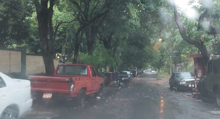 Vehículos abandonados sobre la calle Acá Verá, detrás del Regimiento Escolta presidencial.