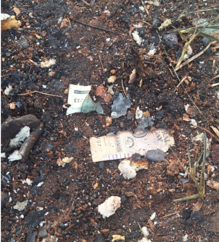 Restos de billetes tras explosión de camión transportador de caudales, en Itapúa.