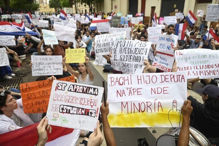 Estudiantes de la Universidad Nacional de Asunción (UNA) en paro se manifiestan por el Arancel Cero sobre la calle El Paraguayo Independiente.