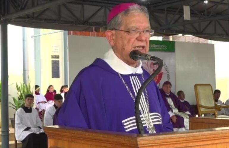 La misa de la víspera solemne en honor a la Virgen de los Milagros de Caacupé fue presidida por monseñor Juan Bautista Gavilán.