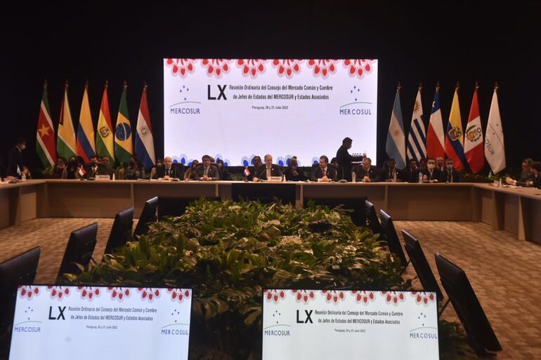 La LX Cumbre del Mercosur, inició la reunión del Consejo del Mercado Común (CMC), en la sede de la Conmebol en Luque.