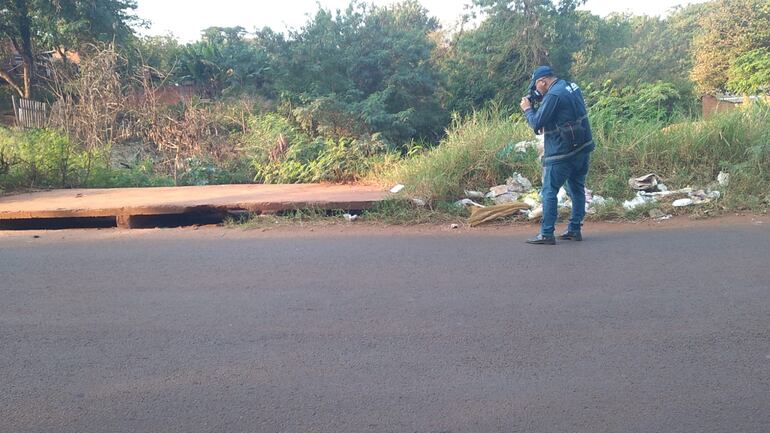 Un efectivo del Departamento de Criminalística de la Policía Nacional hace algunas tomas fotográficas en el lugar del accidente.