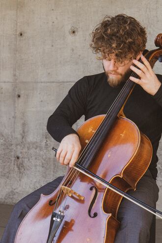 El violonchelista y compositor Gabriel Cáceres ofrecerá un concierto antes de iniciar una nueva residencia artística en Buenos Aires, Argentina.