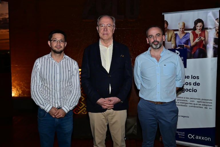 Fernando Mancía, director general de Gobierno Electrónico (Mitic); Guillermo Nielsen, embajador de Argentina, y Gustavo García, invitado especial.