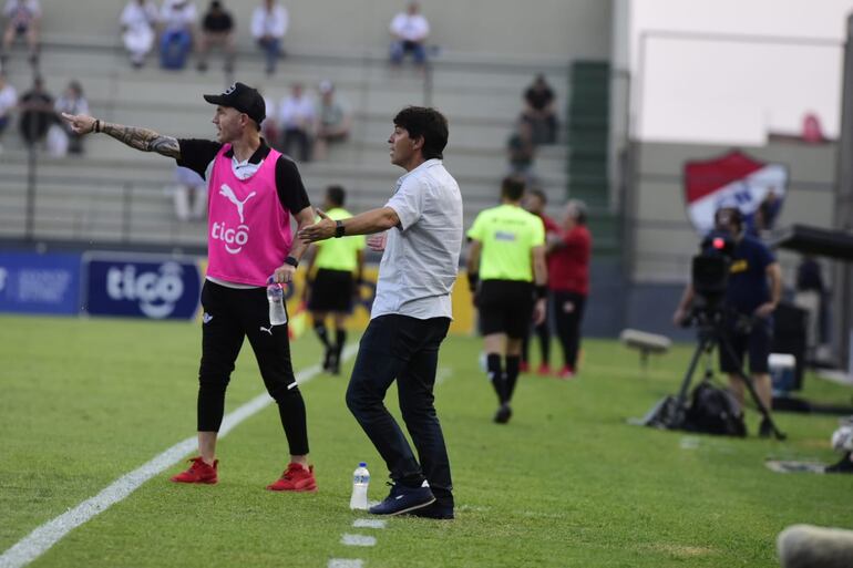 El entrenador Daniel Garnero (camisa) en el último partido con Libertad antes de asumir en la selección paraguaya.