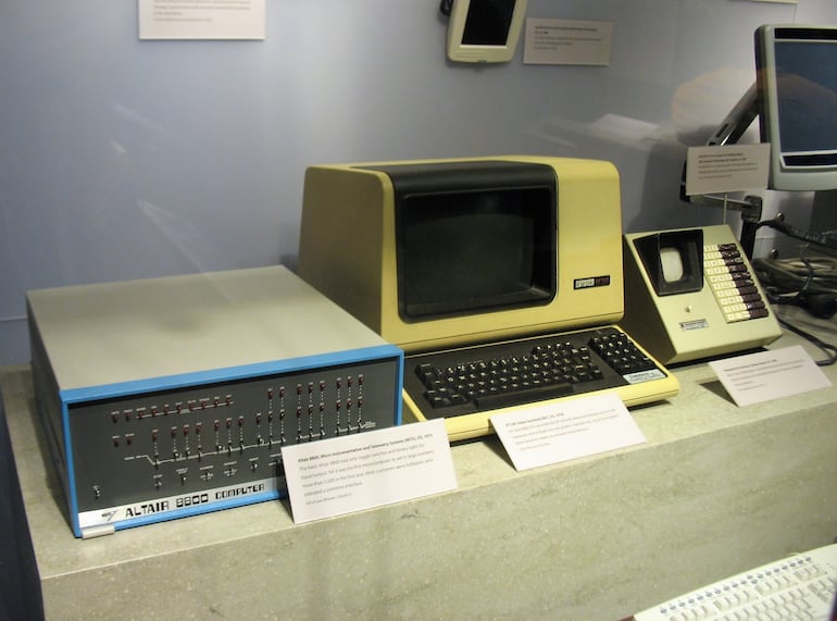 Mountain View, CA. El Museo de Historia de la Computación alberga una de las mayores colecciones de artefactos informáticos del mundo. A la izquierda se observa el ordenador Altair 8800.