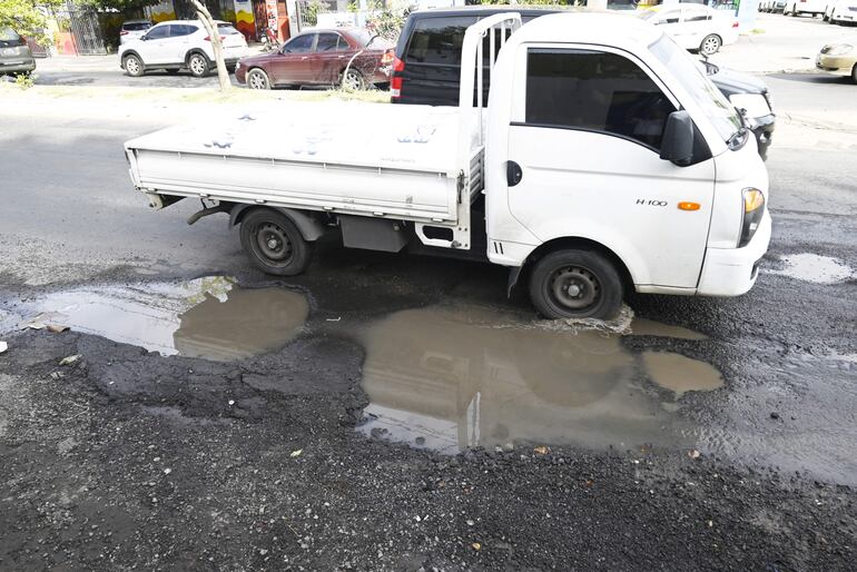 Avenida Artigas sigue destruida. Camión cae en un bache en la esquina con Sargento Eliodoro Fernández.