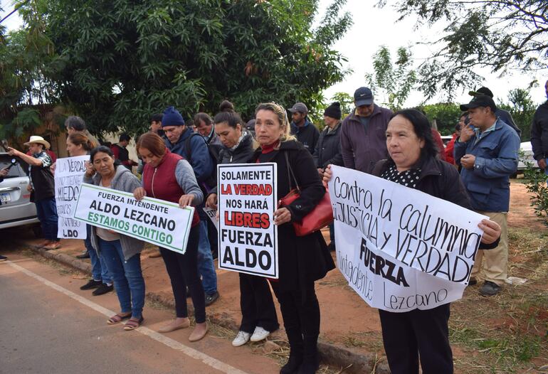 Pobladores de Acahay, acompañaron con manifestación pacífica exigiendo se aclare la persecución política contra intendente Lezcano.