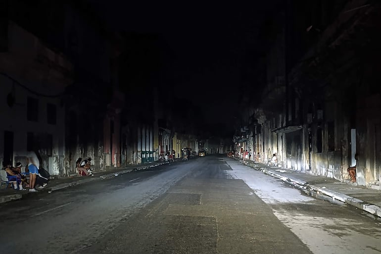 Personas permanecen fuera de sus casas durante un apagón en La Habana, (Cuba).