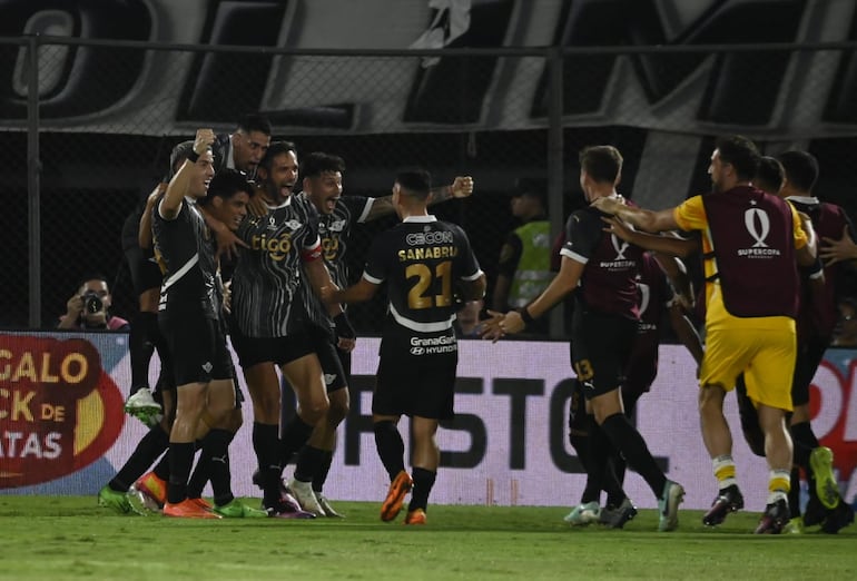 Festejo de los liberteños tras el gol de Roque Santa Cruz