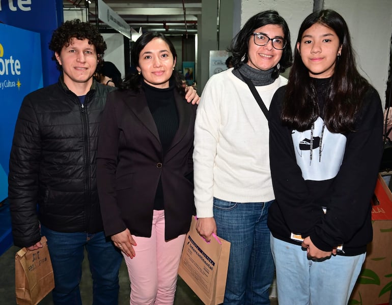 Carlos Caballero, Ada Acuña, Alicia Acuña y Abigail Amarilla.