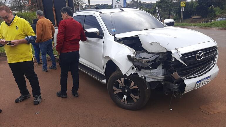 El gobernador Roberto González Vaesken (de remera amarilla) a lado de su camioneta, tras el accidente.