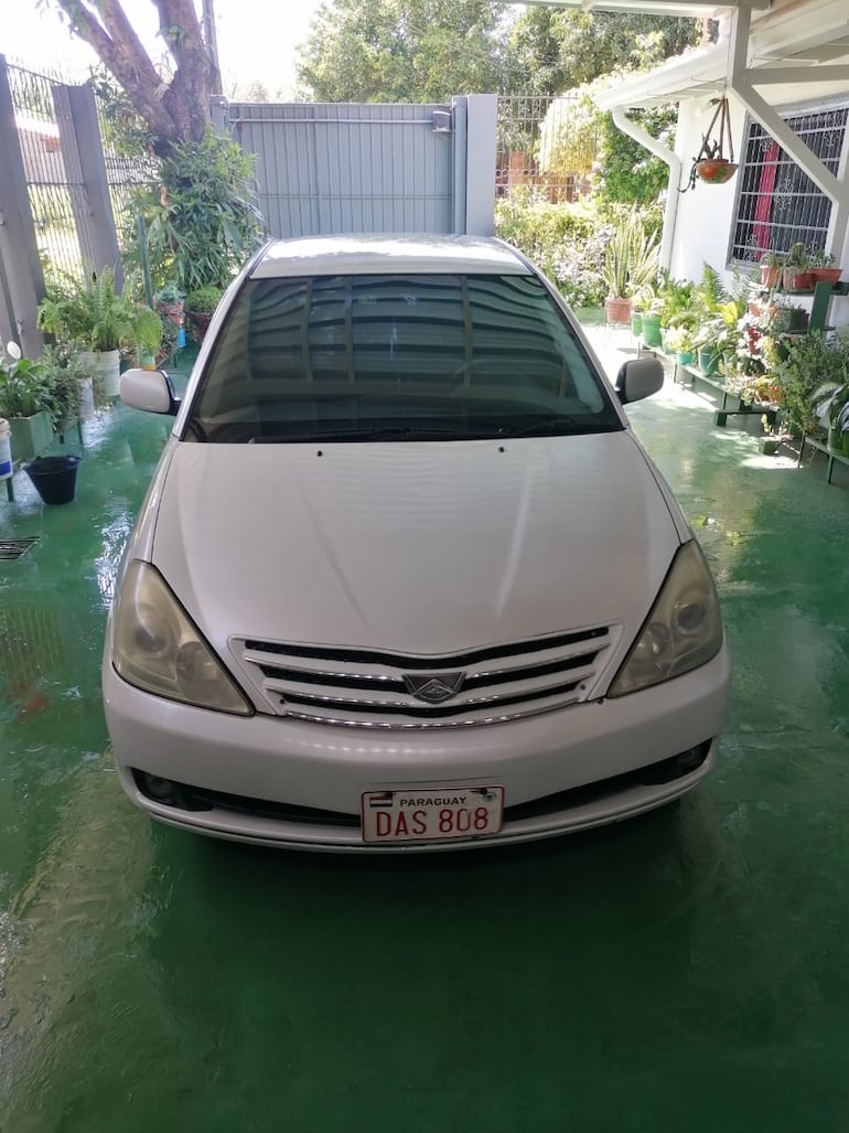 Este es el automóvil Toyota Allion modelo 2005, color blanco, con chapa DAS 808 que fue robado.