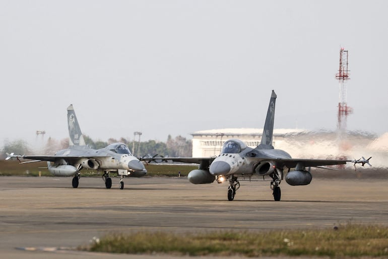 Aviones de combate taiwaneses en una base aérea en Taichung.