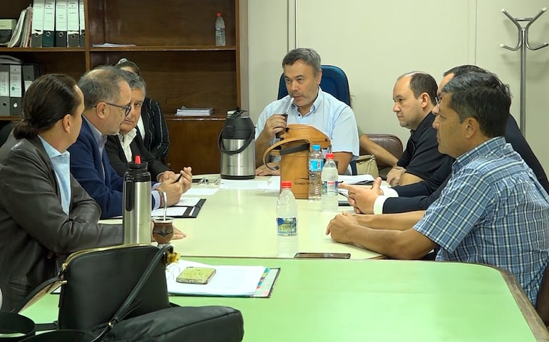 Hoy, en sesión de Comisión de Legislación de la Junta Municipal de Asunción, se recibió a los líderes de la iniciativa ciudadana en contra del estacionamiento tarifado.