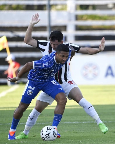 Cristian Amarilla (Sol)  protege la pelota  ante la presión  del lateral liberteño Iván Piris, al que tuvo a mal traer en el partido de ayer.