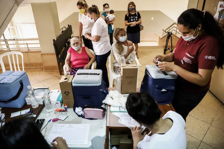 Imagen referencial de personas vacunándose en Paraguay. EFE/Nathalia Aguilar
