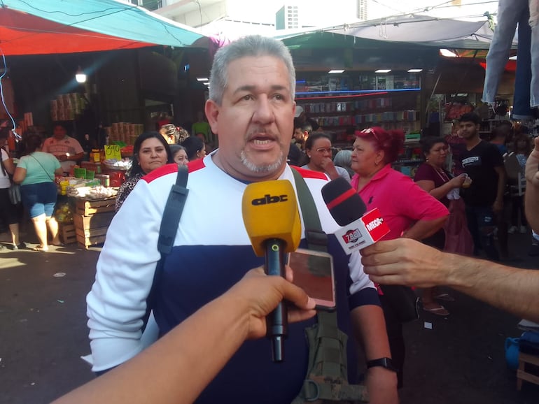 Comerciantes y permisionarios del Mercado 4 de Asunción se manifestaron en repudio a los allanamientos e incautaciones realizados esta semana.