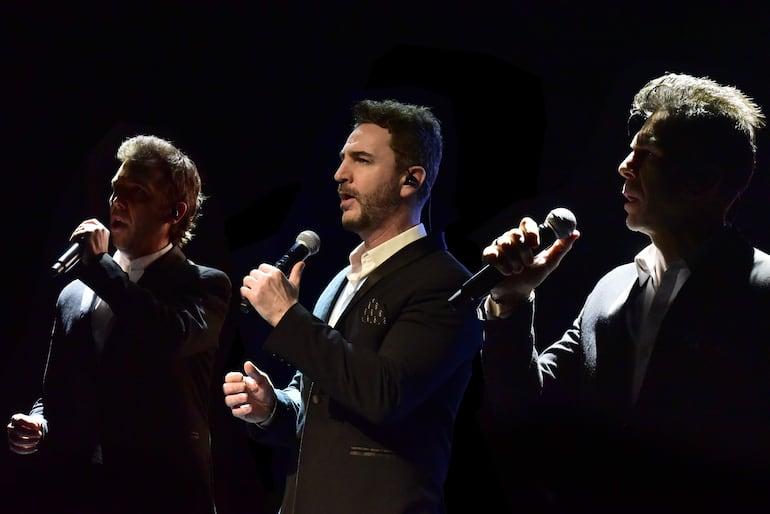 Federico Picone, Sebastián Russo y Alejandro Falcone, integrantes del trío Héroe Lírico & Pop durante su presentación en el Teatro del Hotel Guaraní.