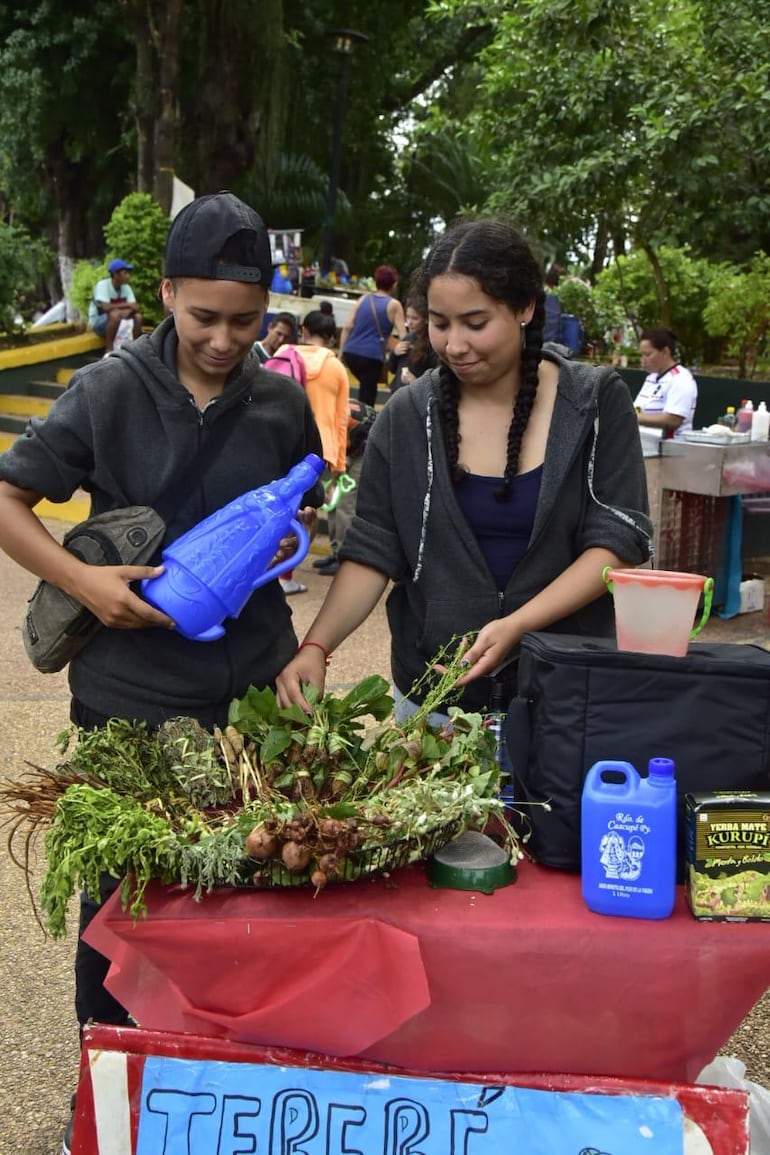 Muchos son los que ofrecen sus productos ante la gran cantidad de peregrinantes a Caacupé.