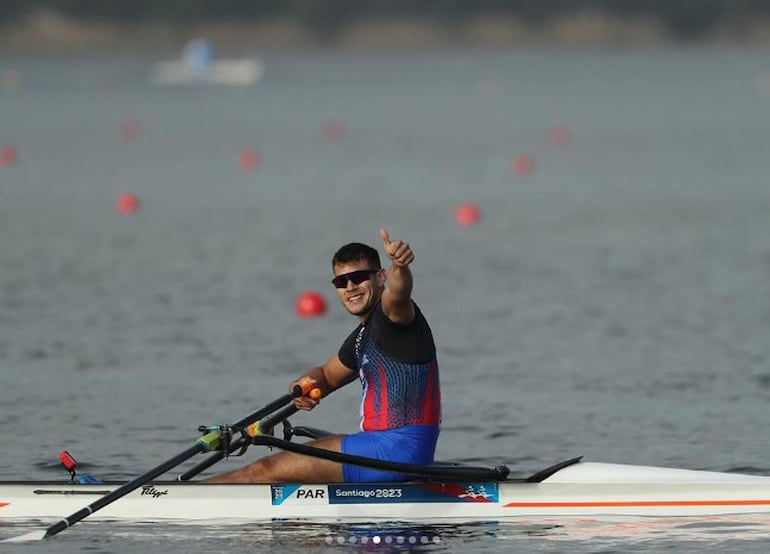 Javier Andrés Insfrán Torres (24 años) culminó primero  el repechaje en el singles sculls y competirá hoy en  las semifinales A/B.