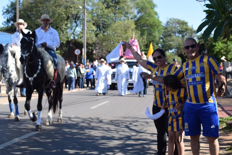 Se realizó la procesión folklórica peatonal recorriendo las principales calles del centro de la ciudad, hasta llegar al templo.