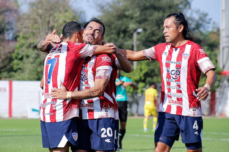 Kevin Quiñónez (7), autor del segundo tanto albirrojo, recibe las felicitaciones del experimentado Manuel Maciel y Rolando Bogado. (Foto: APF)