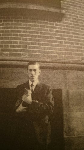Lovecraft en Brooklyn con Felis (el gato de Frank Belknap Long).