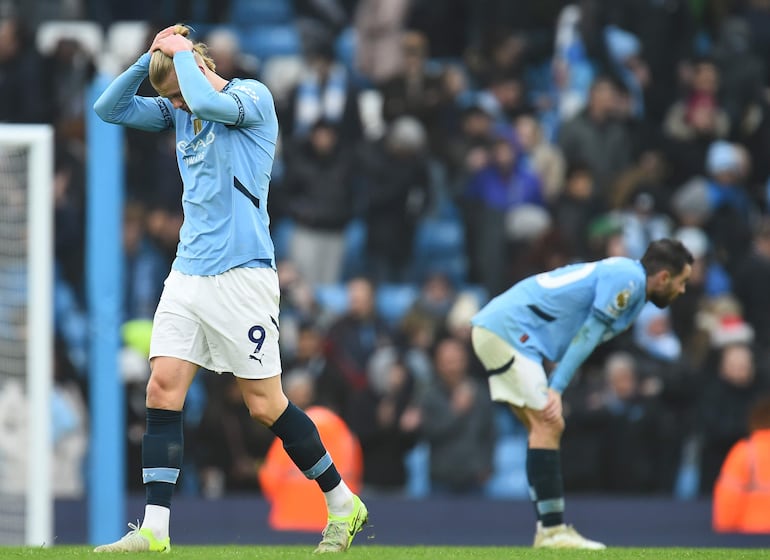 Los jugadores del Manchester City lamentan un nuevo partido sin triunfo al empatar 1-1 con Everton por la fecha 18 de la Premier League en el estadio Etihad Stadium, en Manchester.