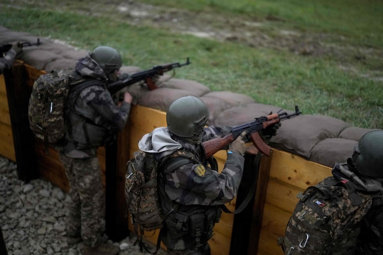 Soldados ucranianos entrenan en Francia.