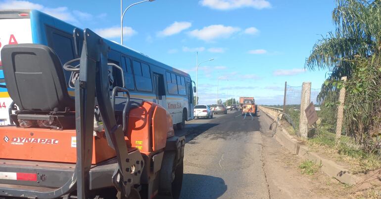 Los trabajos se ejecutan en medio del transito.