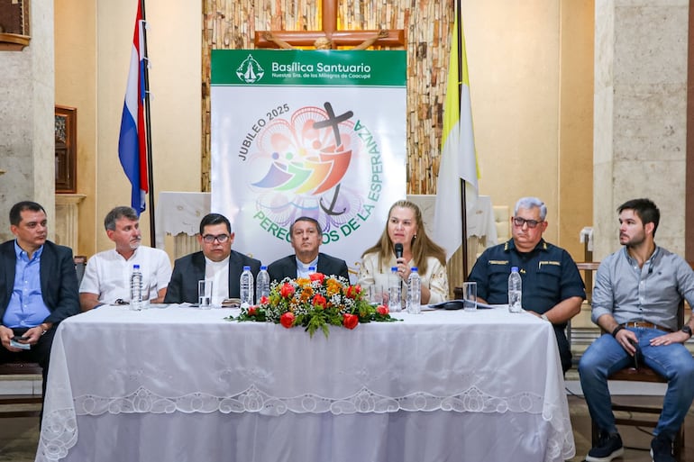 La ministra de Salud, María Teresa Barán, durante la conferencia de prensa en Caacupé.