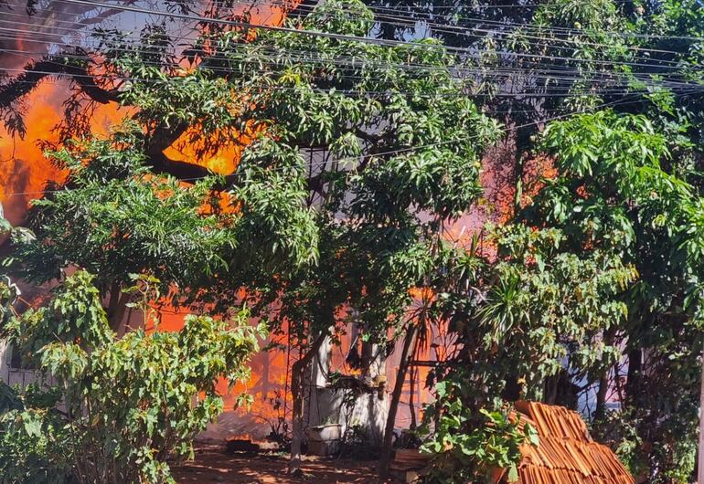 El incendio afectó por completo la vivienda de madera.