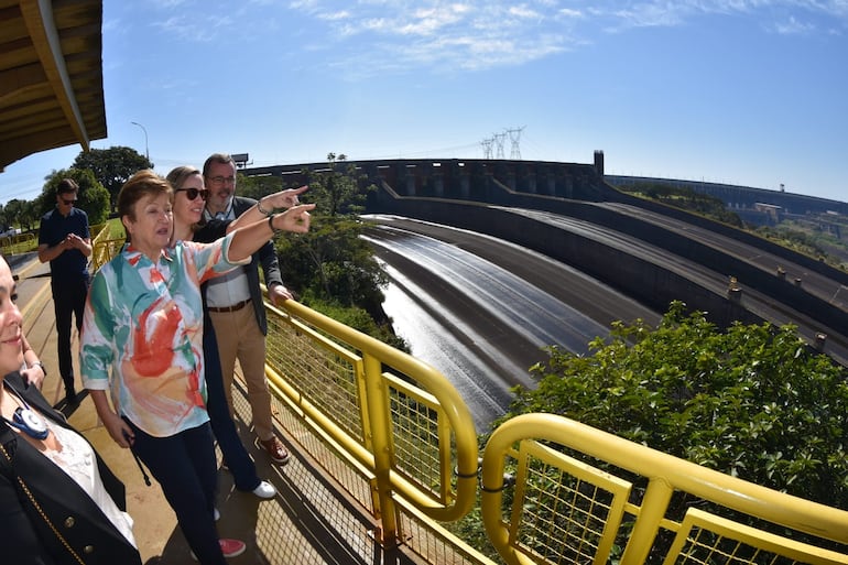 Directora gerente del FMI, Kristalina Georgieva, durante su visita a la Central Hidroeléctrica Itaipú.