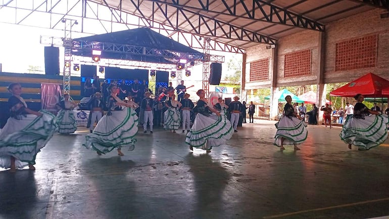 Elenco de danza que llegaron de San José de Sapucai.