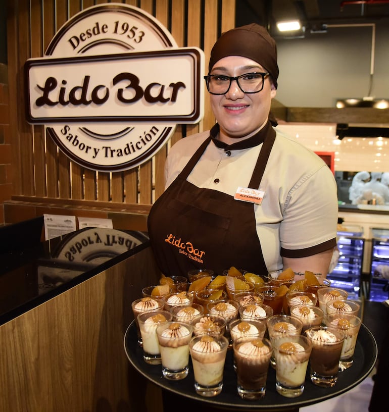 Deliciosos postres son preparados en Lido Bar, para disfrutar de algo dulce.