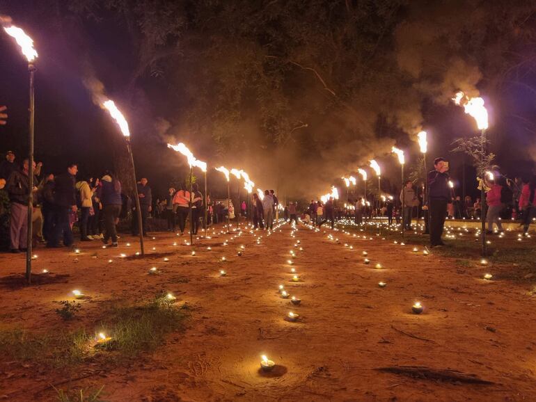 Imágenes de los candiles en la procesión de Tañarandy. 