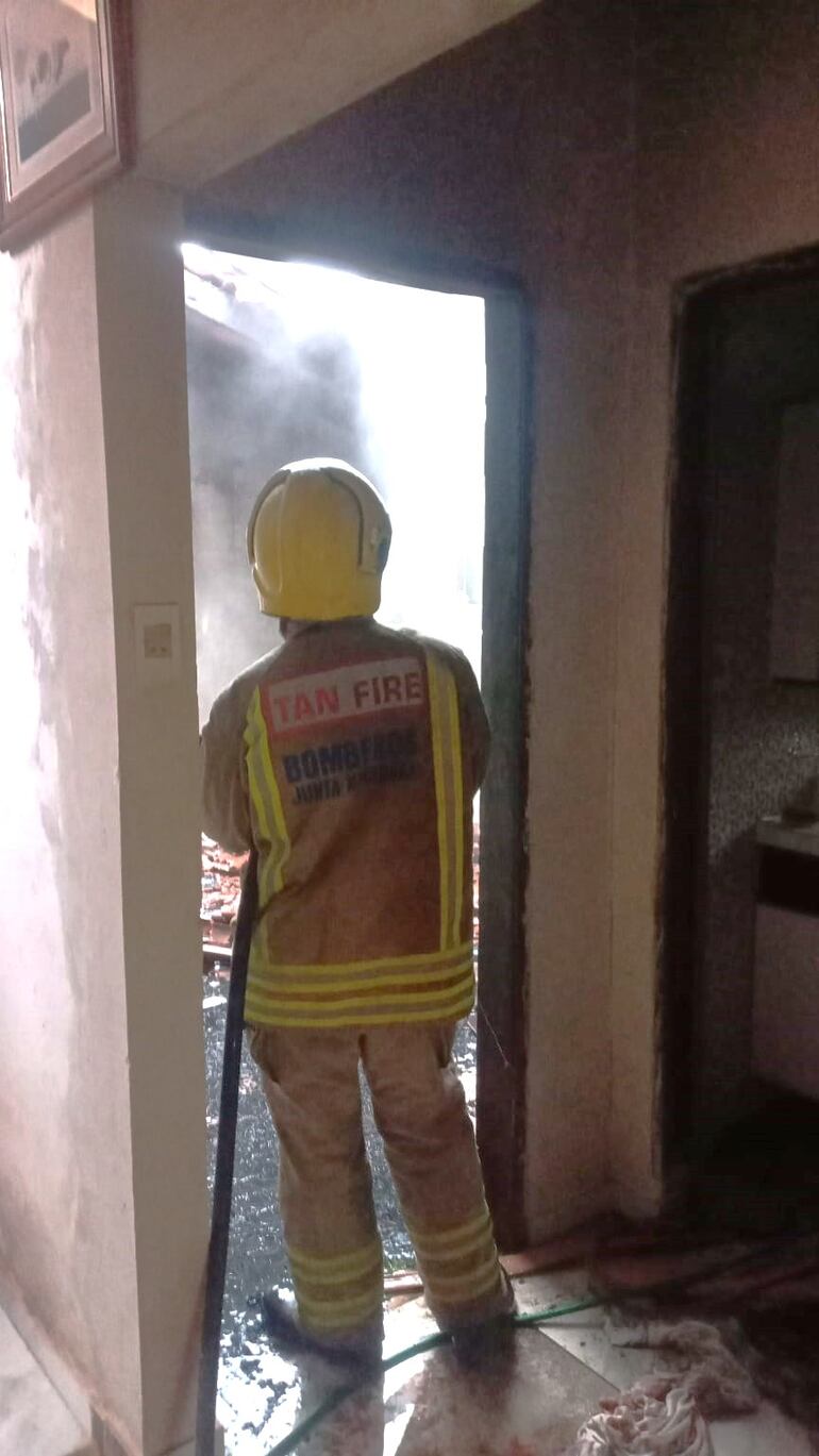 Los bomberos voluntarios de Acahay lograron sofocar el incendio de la vivienda.