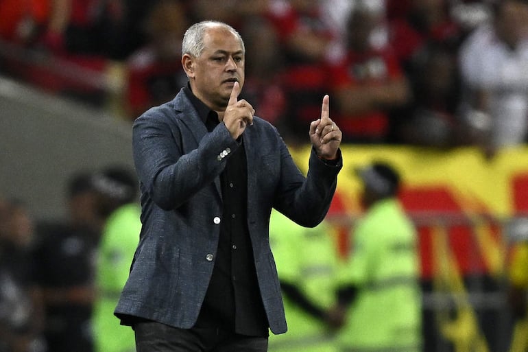 El paraguayo Francisco Arce, entrenador de Olimpia, en el partido contra Flamengo por la ida de los octavos de final de la Copa Libertadores en el estadio Maracaná, en Río de Janeiro, Brasil. 