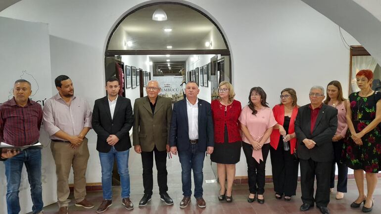 El docente y fotógrafo Pedro Caballero Galopo realiza una exposición de sus cuadros fotográficos, imágenes capturadas durante sus viajes años atrás en los humedales de Ñeembucú.