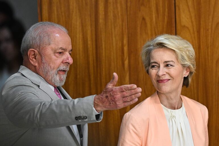 La presidenta de la Comisión Europea, Ursula von der Leyen (d), y el presidente de Brasil, Luiz Inácio Lula da Silva (i).